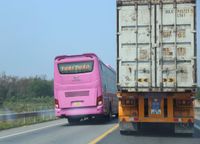 Nhiều lái xe bất chấp nguy hiểm 'vượt ẩu' trên cao tốc Cam Lộ - La Sơn