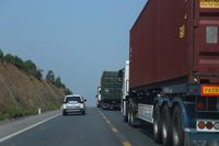 Nhiều lái xe bất chấp nguy hiểm 'vượt ẩu' trên cao tốc Cam Lộ - La Sơn