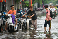 Nhiều tuyến phố của Hà Nội ngập sâu sau trận mưa giải nhiệt 