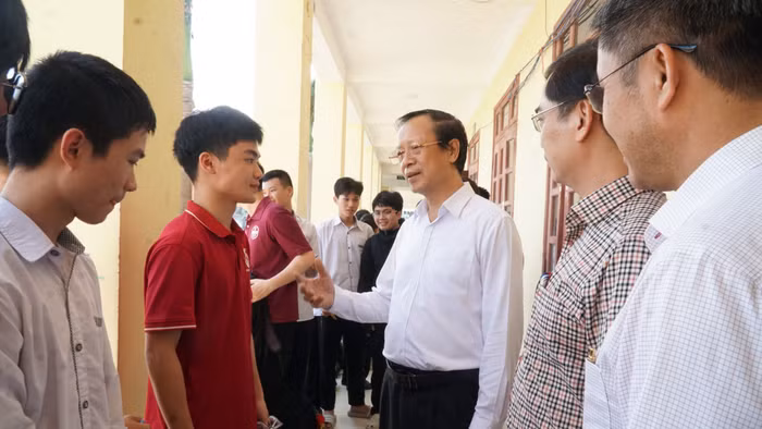 Thứ trưởng Phạm Ngọc Thưởng trò chuyện, động viên học sinh Trường THPT Lê Viết Thuật (Trường Vinh, Nghệ An) trước buổi thi thử tốt nghiệp THPT. Ảnh: Hồ Lài