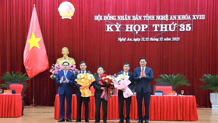 Ông Hoàng Nghĩa Hiếu, Chủ tịch HĐND tỉnh; ông Võ Trọng Hải, Chủ tịch UBND tỉnh tặng hoa chúc mừng ông Thái Văn Thành và cán bộ vừa được miễn nhiệm, bầu làm Ủy viên UBND tỉnh.