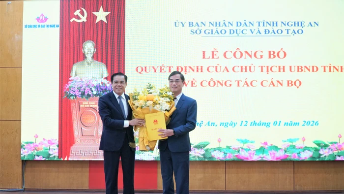 Ông Võ Trọng Hải, Phó Bí thư Tỉnh ủy, Chủ tịch UBND tỉnh trao quyết định, tặng hoa chúc mừng ông Nguyễn Văn Khoa. 