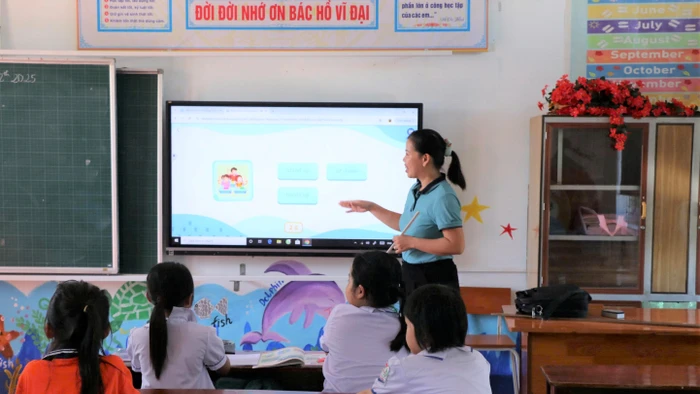Giờ học tiếng Anh tại Trường Tiểu học Trung Phúc Cường 2 (Thiên Nhẫn, Nghệ An). Ảnh: Hồ Lài