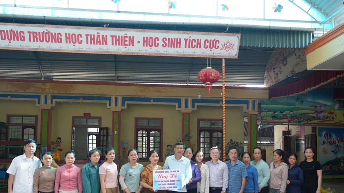 Đoàn công tác Sở GD&ĐT Nghệ An trao quà hỗ trợ Trường Mầm non Chi Khê (xã Con Cuông) bị thiệt hại do mưa lũ. Ảnh: Hồ Lài