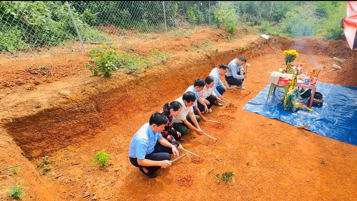 Động thổ, khai quật khẩn cấp một ngôi mộ gạch cổ tại khu vực Rú Bụt, xã Kim Liên, Nghệ An. Ảnh: Hồ Hà.