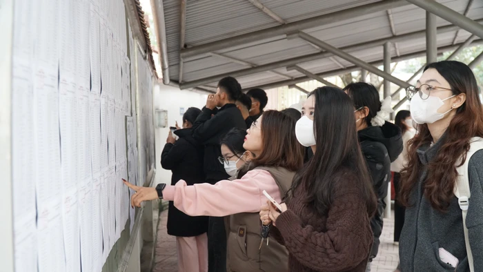 Thí sinh dự thi vòng 2 tuyển dụng viên chức tỉnh Nghệ An. Ảnh: Hồ Lài