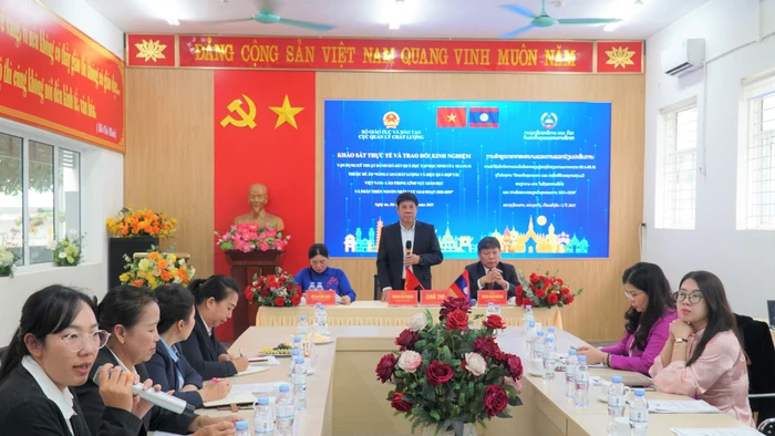 Buổi làm việc tại Trường Tiểu học Hưng Phúc (Trường Vinh, Nghệ An). Ảnh: Hồ Lài