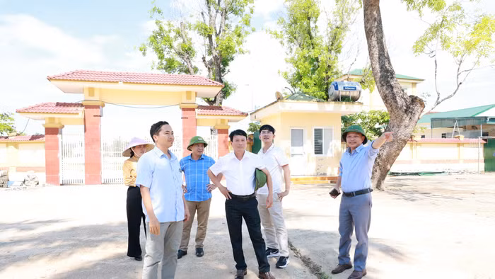 Đoàn công tác Đảng ủy xã Quan Thành (Nghệ An) khảo sát tại Trường Tiểu học và THCS Trung Thành. Ảnh: TTQT