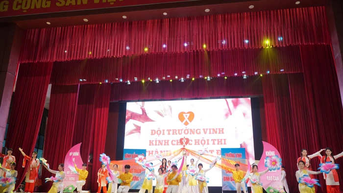 Phần thi chào hỏi của đội thi đến từ phường Trường Vinh, Nghệ An. Ảnh: Hồ Lài