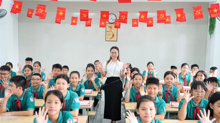 Cô trò Trường THCS Hưng Bình (phường Trường Vinh, Nghệ An). Ảnh: Hồ Lài