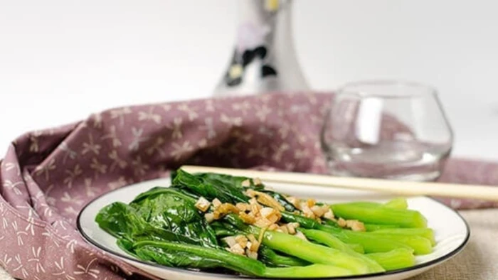 Nhiều bệnh nhân loãng xương lầm tưởng rằng điều trị bằng thuốc là tất cả những gì cần làm để phòng và chữa bệnh, mà bỏ qua tác động của chế độ ăn uống không hợp lý. (Ảnh: ITN)