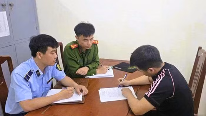 Cơ quan chức năng lập biên bản thanh niên thu tiền gửi xe của khách du lịch 200.000đ/lượt.