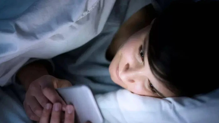 Chơi điện thoại hay nhìn màn hình máy tính trong thời gian dài, đặc biệt là buổi tối, thực sự sẽ khiến não liên tục làm việc dưới áp lực cao. (Ảnh: ITN)