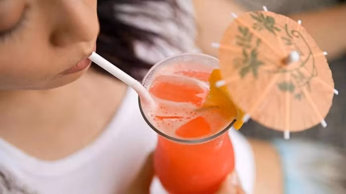 Không nên uống nước quá nhanh và nhiều khi khát dữ dội. (Ảnh: ITN).