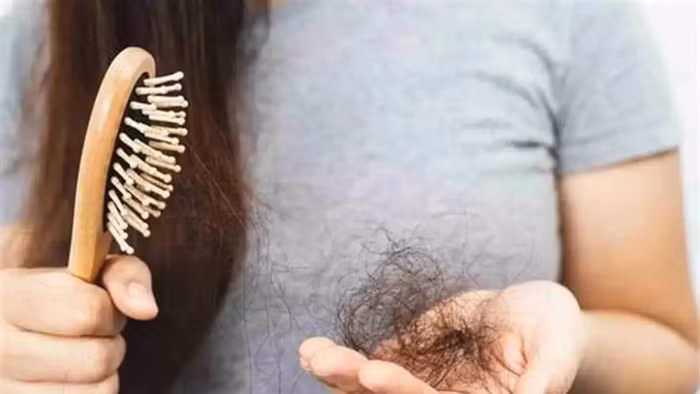 Tóc thưa, không bóng mượt, móng tay dễ gãy, móng nổi gờ và khô, da khô đều là những dấu hiệu ban đầu của việc thiếu protein. (Ảnh: ITN).