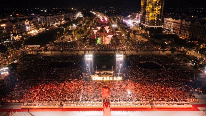 Hàng vạn du khách đổ về Sầm Sơn (Thanh Hóa) trong đêm khai hội.