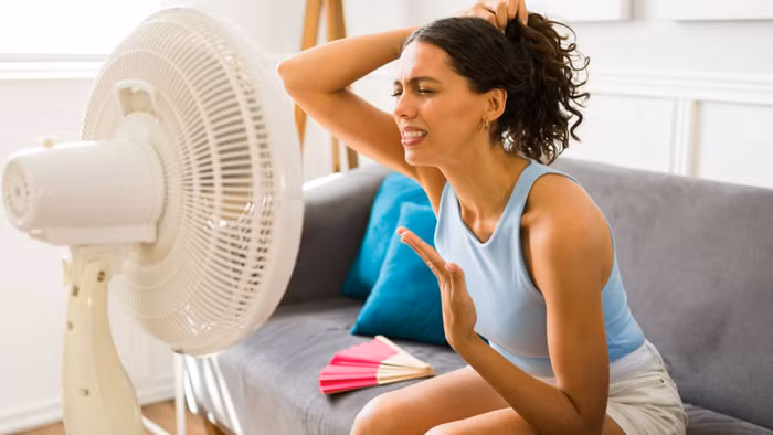 Chúng ta thường bật quạt khi nóng, nhưng cần lưu ý để quạt một khu vực càng rộng trên cơ thể càng tốt. (Ảnh: ITN).