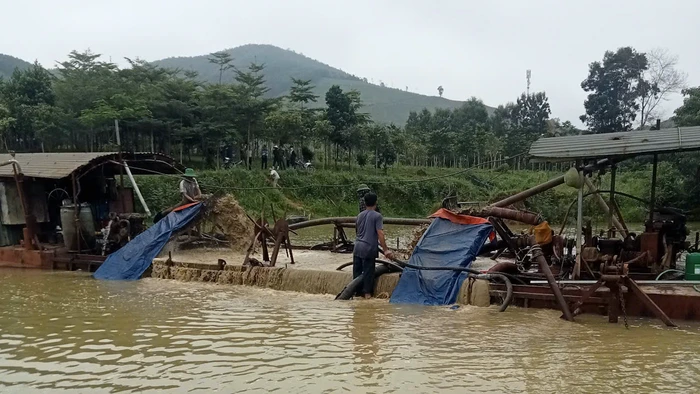 Doanh nghiệp tư nhân Hùng Hai thực hiện hút cát lên tàu (ngày 27/5/2025.