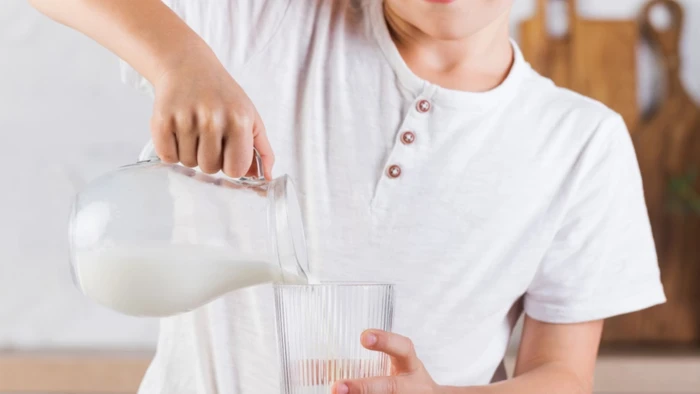 Protein và chất béo trong sữa có hàm lượng cao, uống lâu dài với lượng lớn có thể làm tăng gánh nặng cho đường tiêu hóa. (Ảnh: ITN)