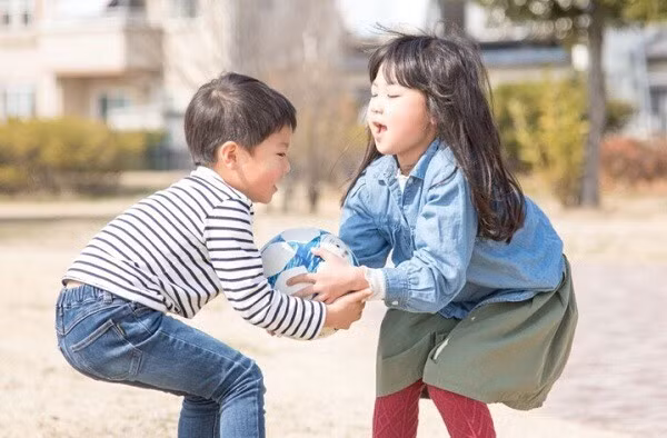 Tính hiếu chiến ở trẻ em bị kìm nén, bề ngoài có vẻ yên bình, nhưng thực chất bên trong đang âm thầm dâng trào. (Ảnh: ITN).