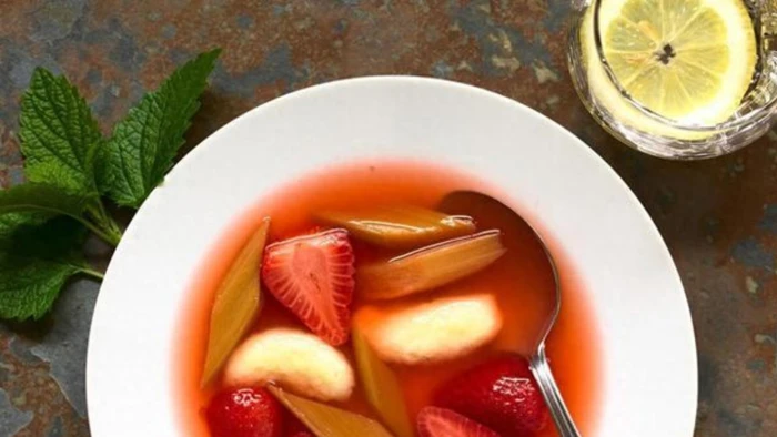 Uống súp rượu vang trái cây có thể làm nặng thêm các triệu chứng bệnh, thậm chí khiến tình trạng gan xấu đi. (Ảnh: ITN)