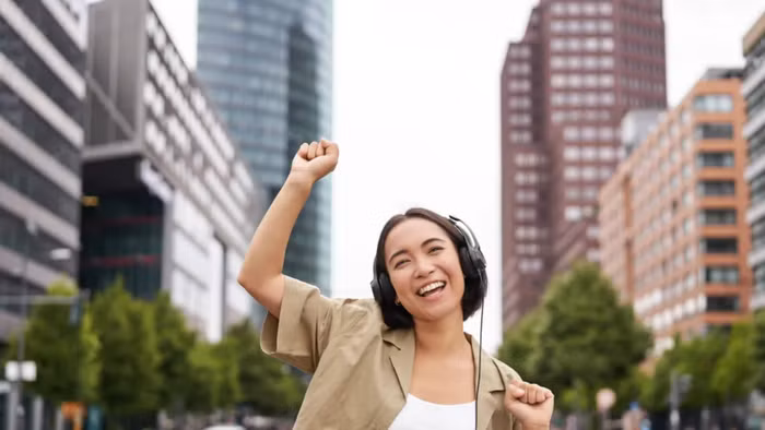 Muốn có được hạnh phúc, điều đầu tiên cần làm là loại bỏ cảm giác thiếu hụt. (Ảnh: ITN).