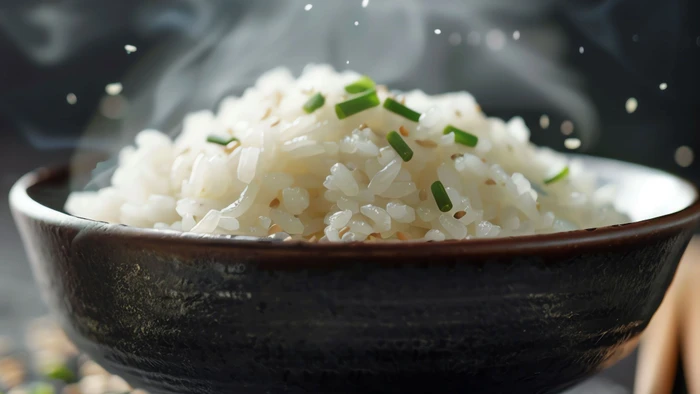 Cơm trắng tạo cảm giác no ngắn, dễ dẫn đến việc ăn thêm vào buổi sáng và nạp nhiều calo hơn. (Ảnh: ITN)