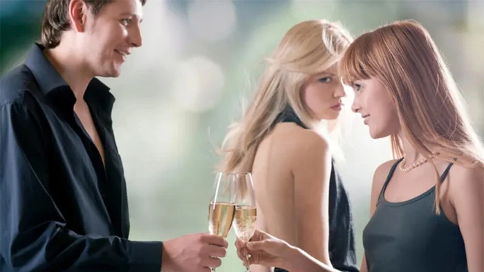 Tuyệt chiêu xử lý khi chồng bị 'người cũ' hay 'em gái mưa' thả thính