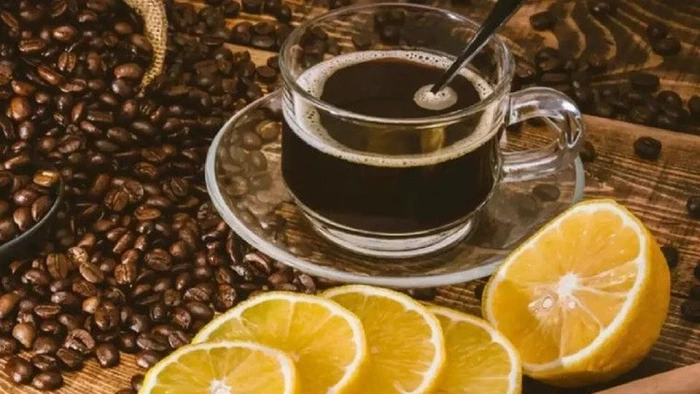 Mặc dù cà phê và chanh mỗi loại đều mang lại lợi ích sức khỏe riêng, việc pha trộn chúng không tự động tạo ra một công thức giảm cân mạnh mẽ. (Ảnh: ITN).