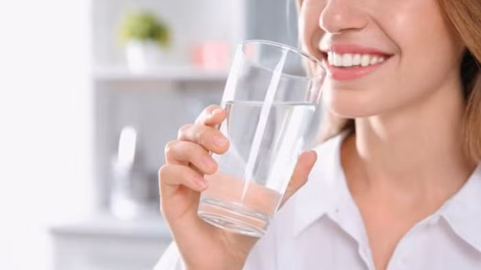 Không nên chờ đến khi khát mới uống nước. (Ảnh: ITN).