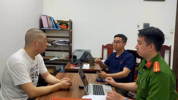 Xiang Guoquan (áo trắng) là người Trung Quốc tham gia trong đường dây lừa đảo.