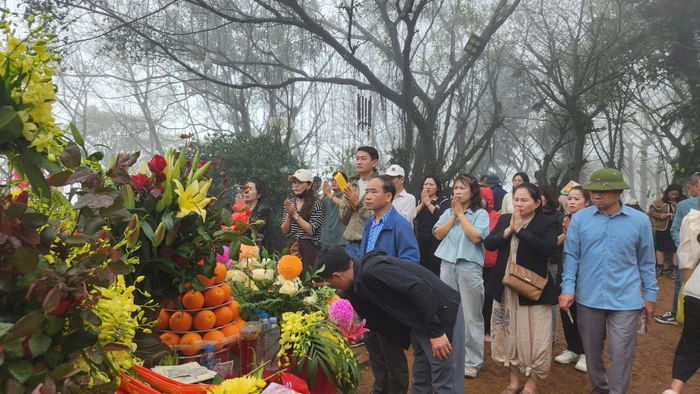 Đông đảo du khách về huyệt đạo Am Tiên trong ngày "mở cổng trời".