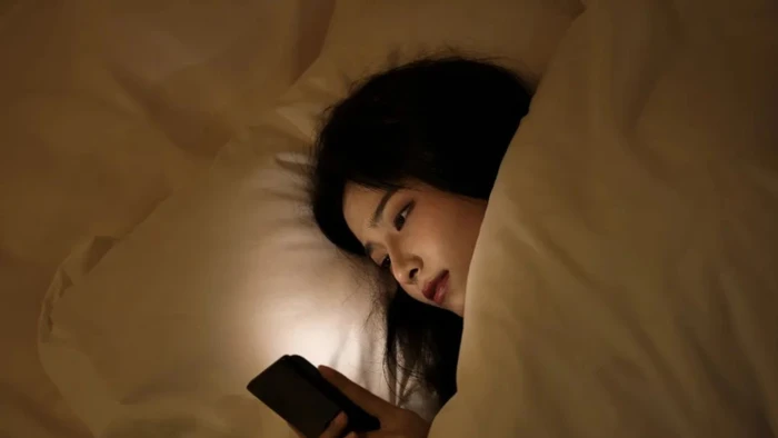 Mắt dán chặt vào màn hình điện thoại, số lần chớp mắt giảm gây ra khô mắt. (Ảnh: ITN)