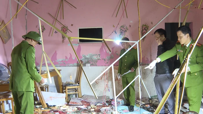 Hiện trường vụ nổ mìn khiến 10 người bị thương.