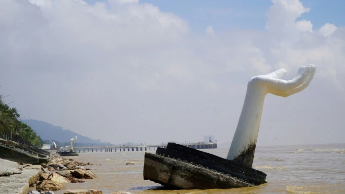 Sau thời gian đưa vào sử dụng, những bàn tay đã bị xô nghiêng.