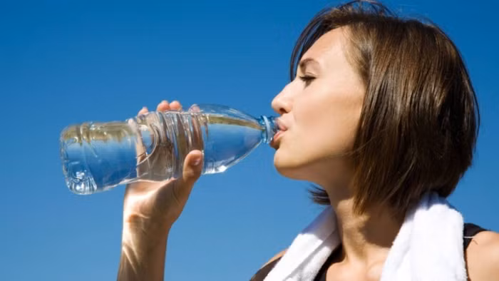 Uống quá nhiều nước, đặc biệt là trong quá trình hoạt động thể chất cường độ cao vào mùa hè, có thể làm giảm mức natri trong máu. (Ảnh: ITN).