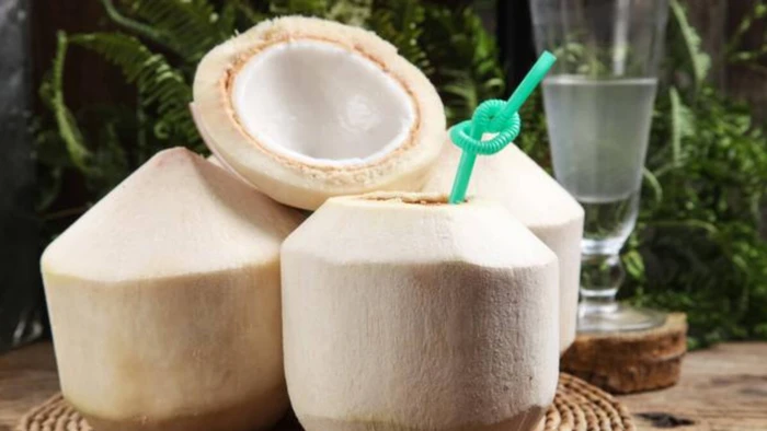 Lợi và hại khi uống nước dừa lâu dài