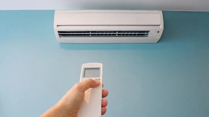 Khi từ ngoài trời nóng bước vào phòng máy lạnh, các mạch máu ngoại vi không thể co bóp nhanh chóng, dễ gây ra tình trạng tuần hoàn máu ngoại vi kém. (Ảnh: ITN)
