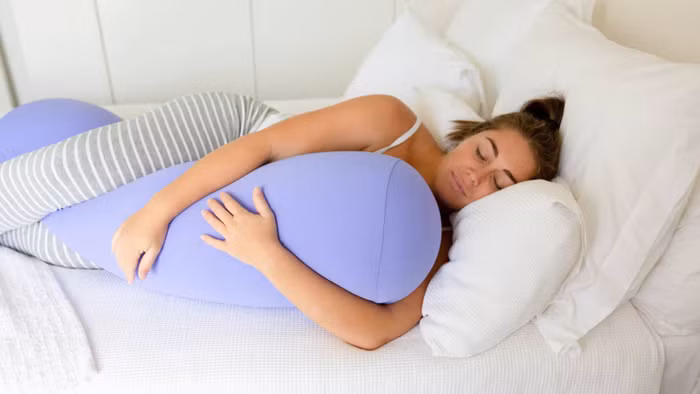 Ảnh hưởng của gối ôm đến chất lượng giấc ngủ được nhiều người quan tâm. (Ảnh: ITN).