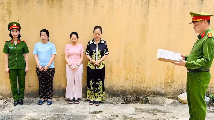 Các chủ tiệm vàng vừa bị khởi tố. 