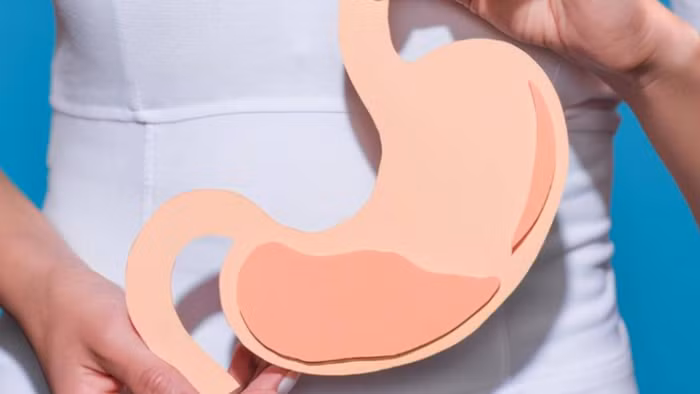 Một số thói quen dậy sớm trông có vẻ “rất lành mạnh”, thực tế lại đang tiếp lửa cho bệnh về dạ dày. (Ảnh: ITN)