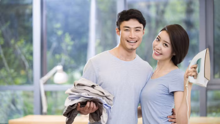 Hành động của bạn sẽ làm cho cô ấy cảm nhận được tình yêu, ví dụ như nấu cho cô ấy một bữa tối ngon, chia sẻ công việc nhà. (Ảnh: ITN).