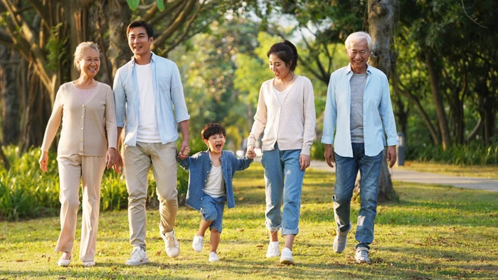 Sự ấm áp tình cảm giữa các thế hệ trong gia đình là món quà mà thời gian dành tặng cho người cao tuổi. (Ảnh: ITN).