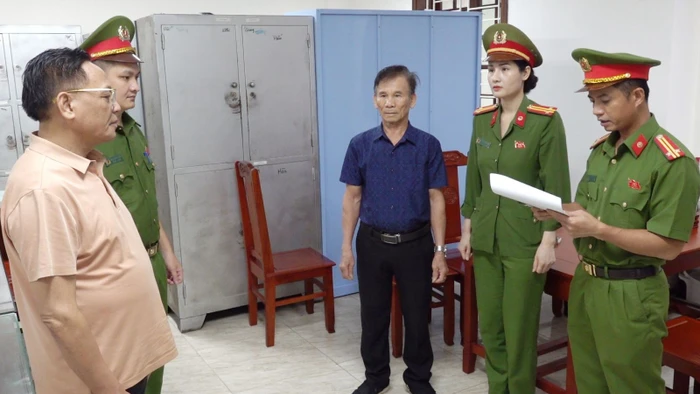 Cơ quan Cảnh sát điều tra Công an tỉnh Thanh Hoá thi hành Lệnh bắt ông Cao Tiến Đoan.