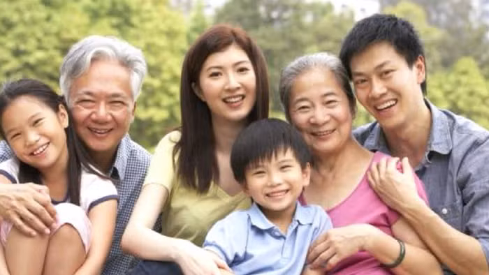 Ở nông thôn, giáo dục tự nhiên xảy ra hàng ngày, nhiều con vật không nuôi nhốt mà được thả quanh trẻ, do đó trẻ ở nông thôn có thể tự do phát triển bản năng của mình. (Ảnh: ITN).