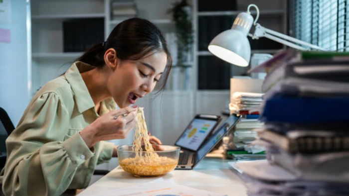 Ăn đêm mặc dù có tác dụng chống đói, nhưng ăn đúng cách mới không gây hại cho sức khỏe. (Ảnh: ITN)