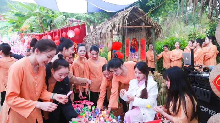 Gian hàng tái hiện không gian xưa.