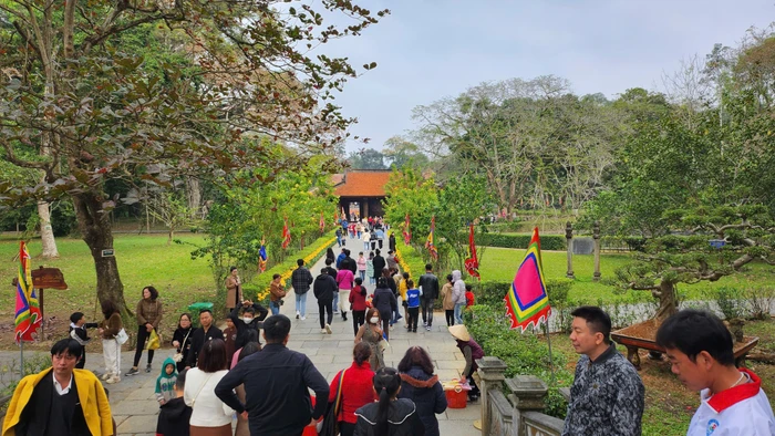 Nhiều du khách từ khắp nơi về di tích Lam Kinh tham quan.