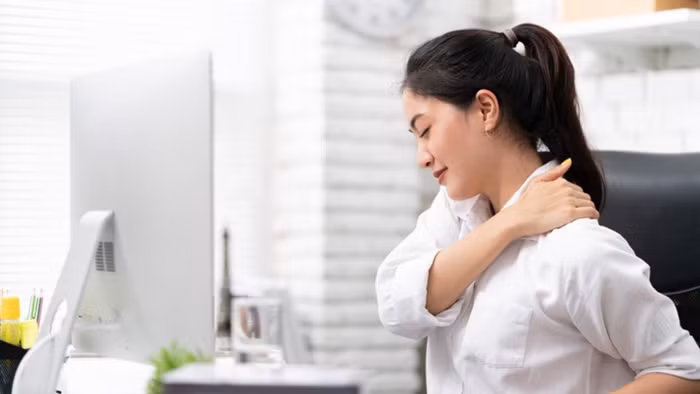 Chỉ cần tận dụng thời gian rảnh rỗi, thực hiện vài động tác giãn cơ siêu đơn giản, bạn có thể dễ dàng “tháo gỡ” sự căng cứng cho vai và cổ. (Ảnh: ITN).