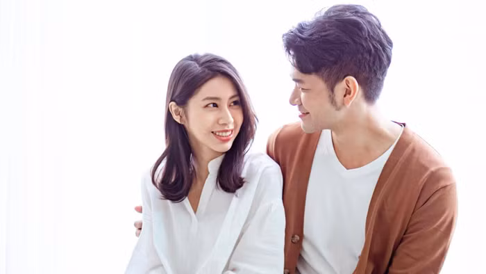 Những biểu hiện tình cảm mơ hồ có vẻ chân thành giống như một lớp màn mỏng, mờ ảo nhưng đầy sức hút. (Ảnh: ITN)